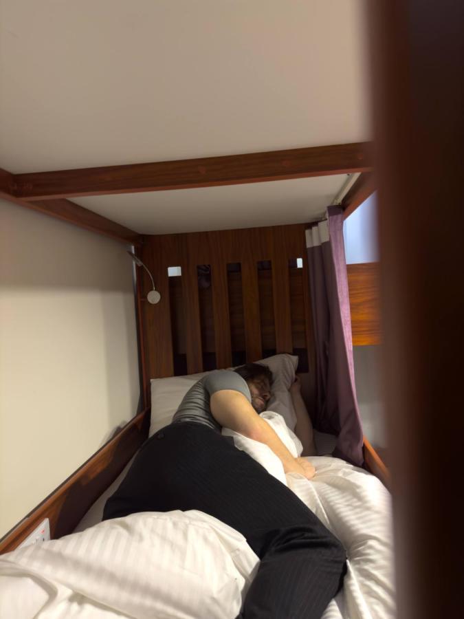Business Backpackers Jbr Hostel Dubai Bagian luar foto