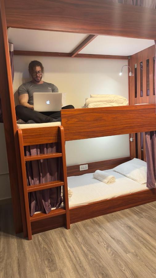 Business Backpackers Jbr Hostel Dubai Bagian luar foto