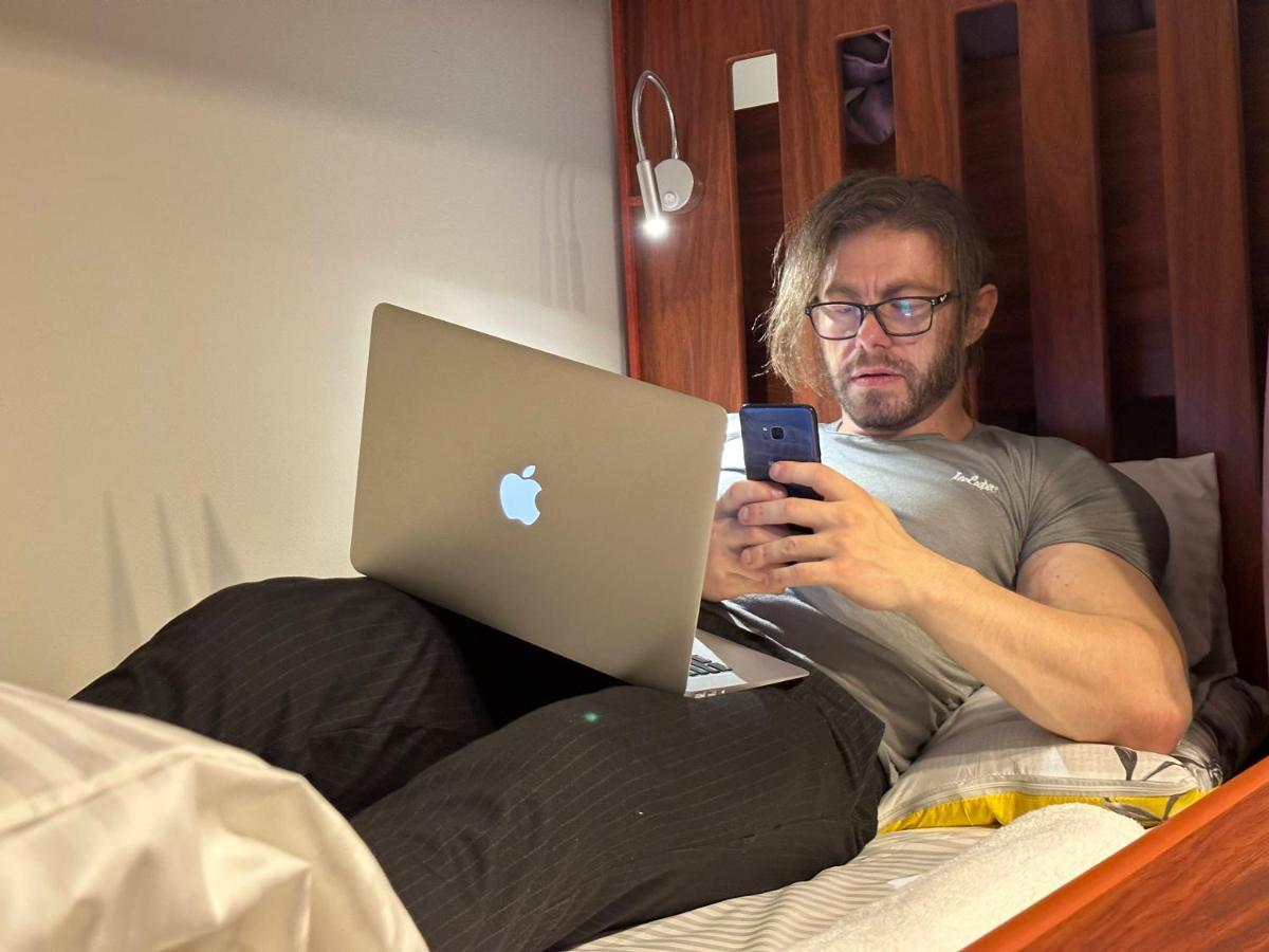 Business Backpackers Jbr Hostel Dubai Bagian luar foto