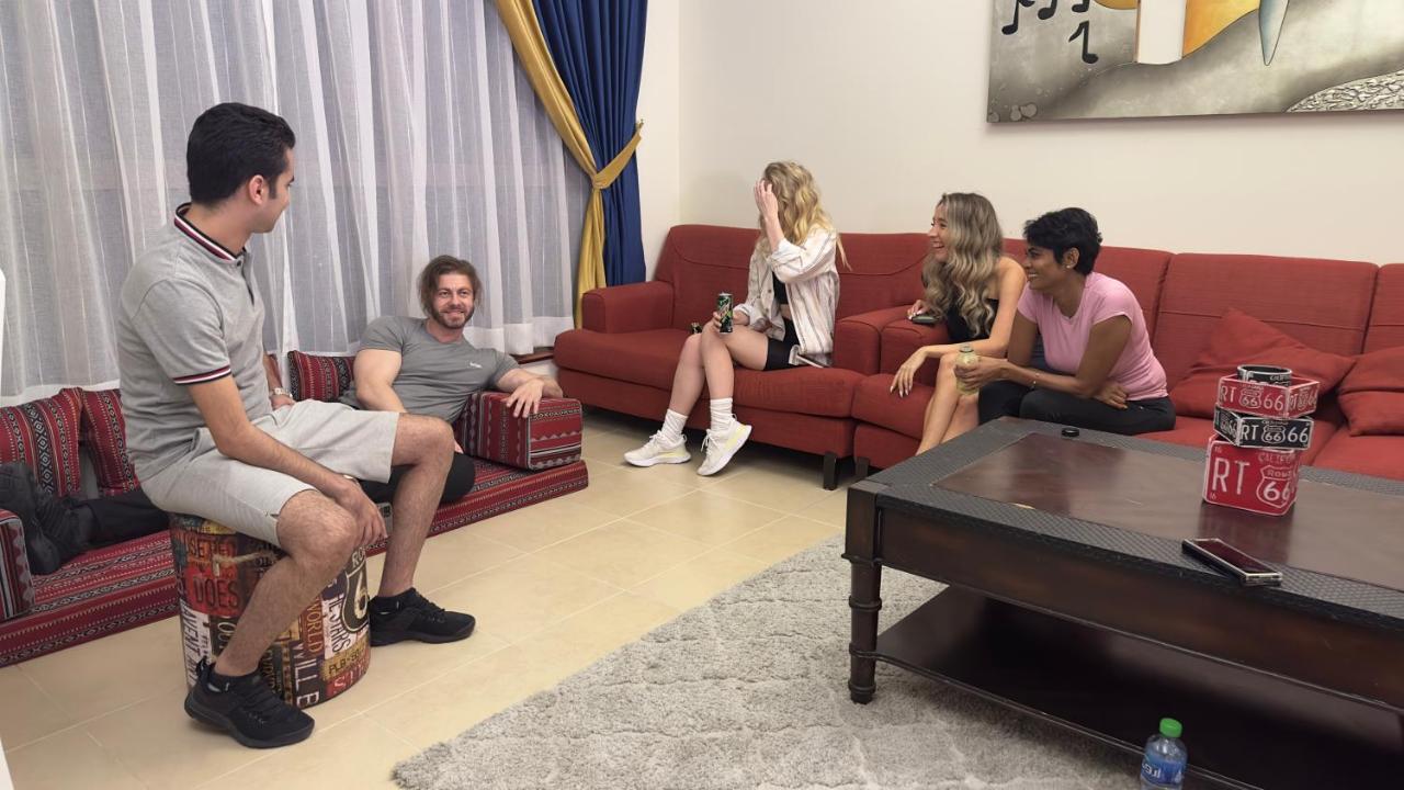 Business Backpackers Jbr Hostel Dubai Bagian luar foto